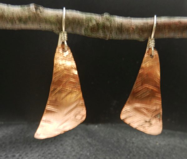 Textured copper triangle earrings - Image 2